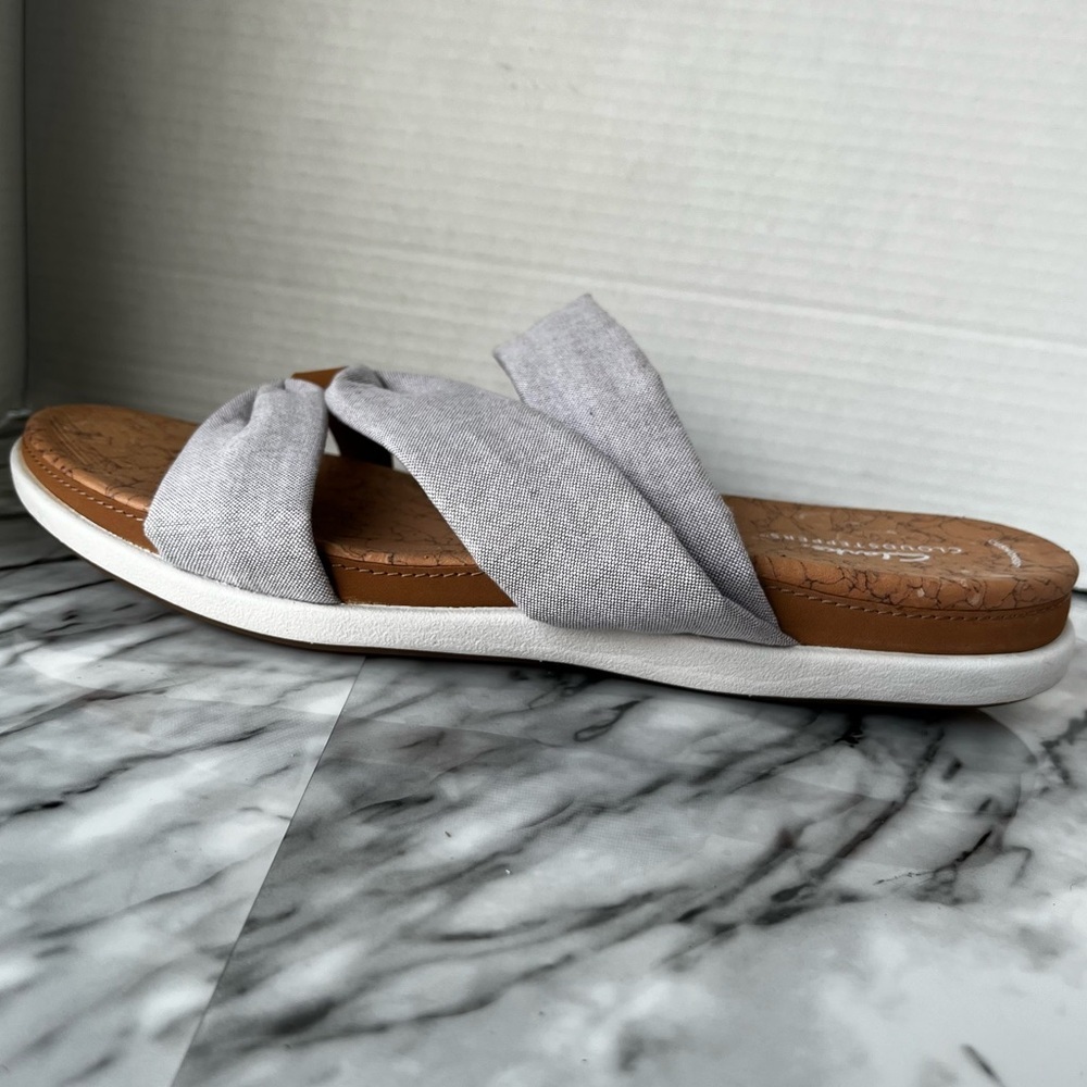 Clark’s cloudsteppers linen Eliza skip slide sandals
Size 12